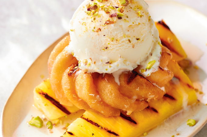 Ananas et beignes grillés au barbecue, sirop épicé au rhum