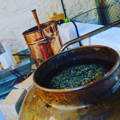 Macération de botaniques dans de l'alcool neutre dans un Pot Still en cuivre de la distillerie Loch Ness Spirits dans les Highlands du nord-ouest d'Ecosse