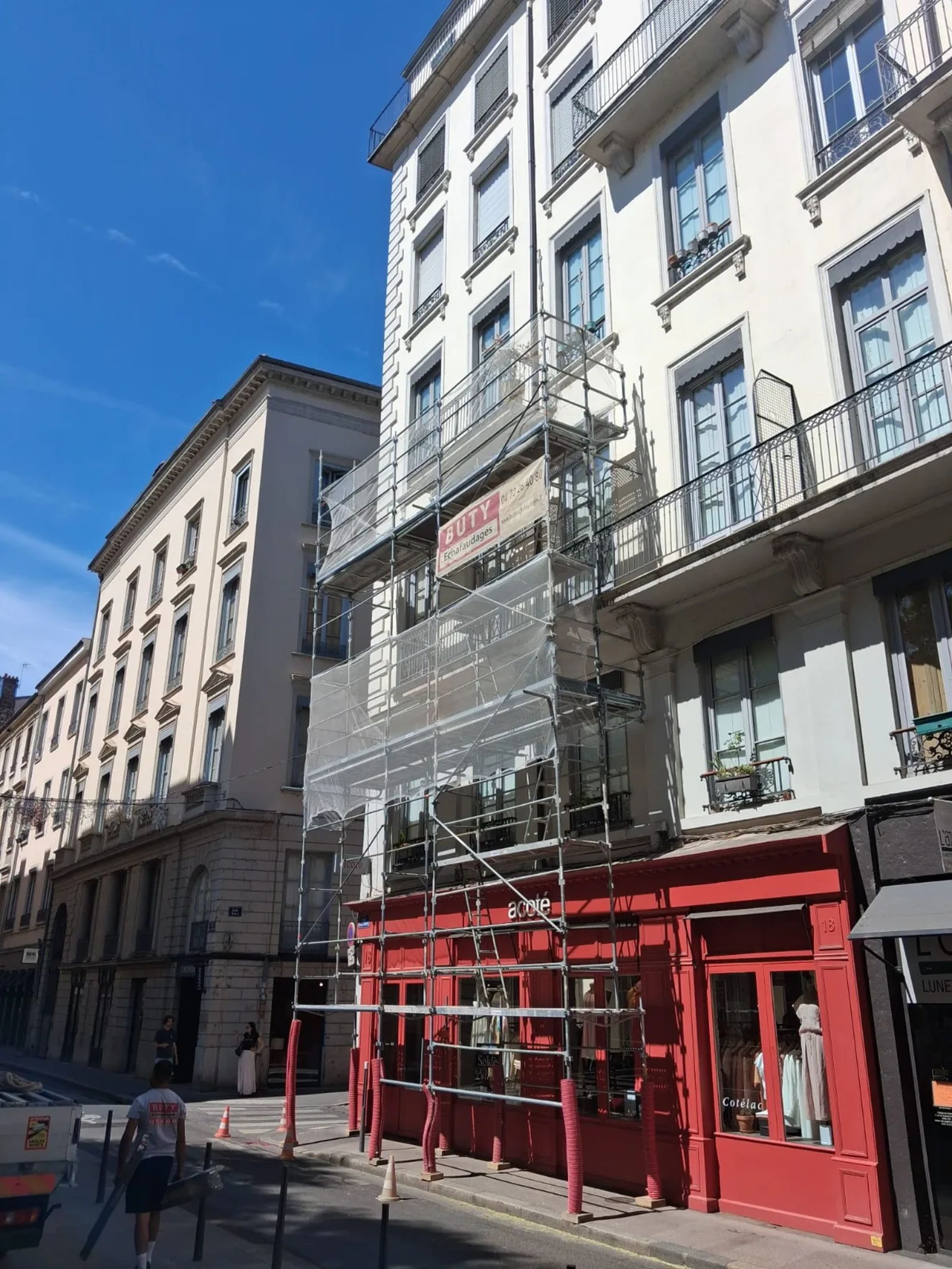 Échafaudage sur un immeuble de ville à Lyon