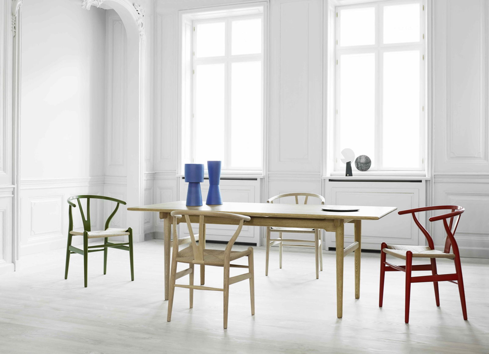 明るい室内にYチェアCH24とダイニングテーブルを配したCarl Hansen & Sønのコーディネート