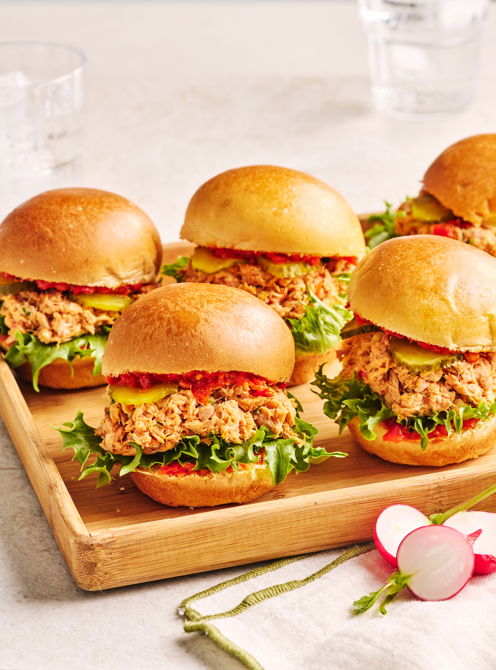 Petits sandwichs au thon et à la tartinade de poivrons