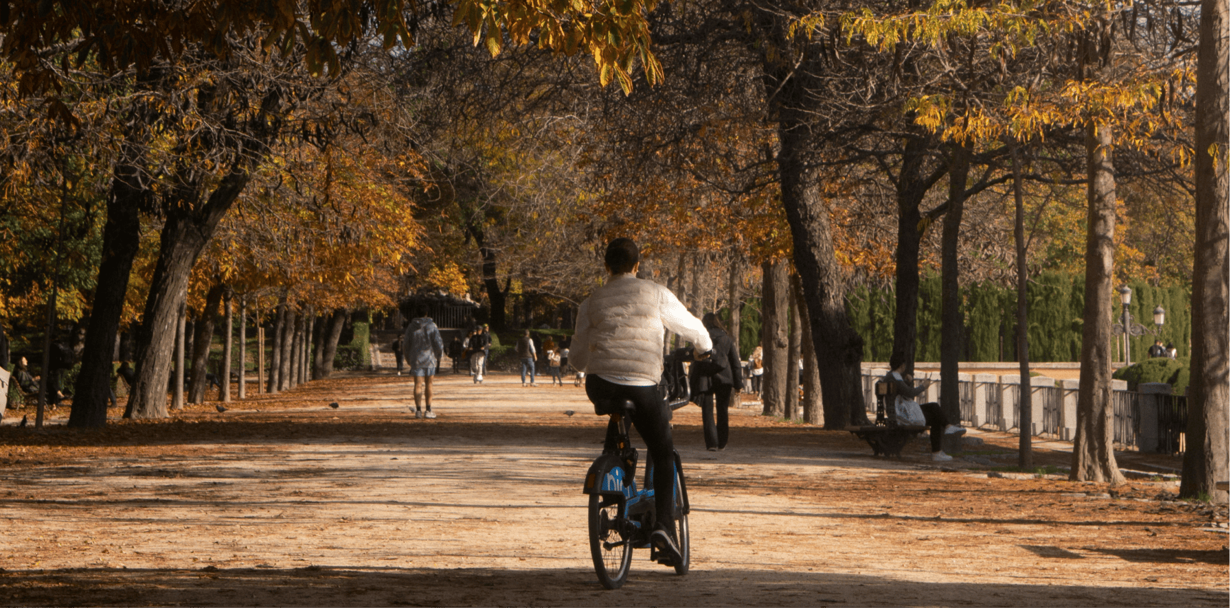 manejando bici electrica en el parque del Retiro en Madrid España