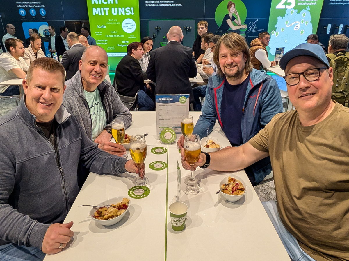 Gechillte Mitarbeiter beim Betriebsausflug