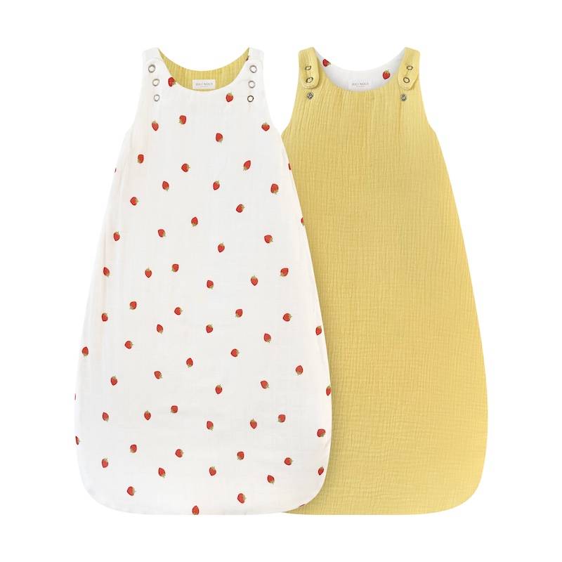 gigoteuse réversible fraises blanc rouge fruit élégant de la marque suisse Joli Nous, un accessoire premium pour bébé, alliant design raffiné et qualité exceptionnelle ajustable