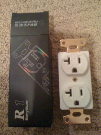 Oyaide  R1 Outlet 20 AMP
