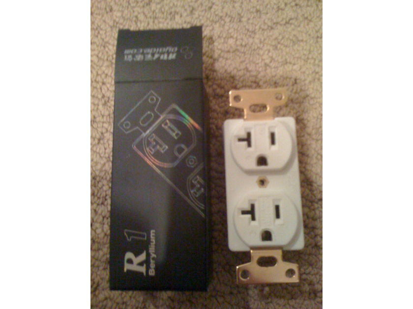 Oyaide  R1 Outlet 20 AMP