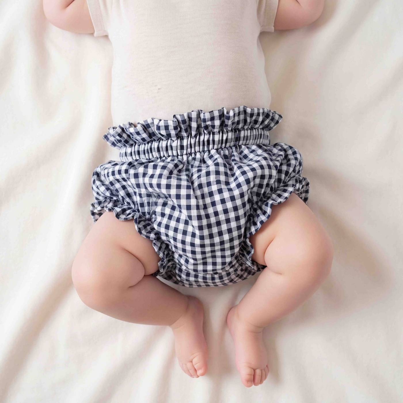 Barboteuse qualité rose clair doux premium élégance chic premium enfant bébé romper raffiné adorable coeurs rouges pour bébé et enfant, en coton doux et bambou et respirant, certifié OEKO-TEX, idéal pour compléter une tenue d’enfant chic et confortable fraises rouges et blanches