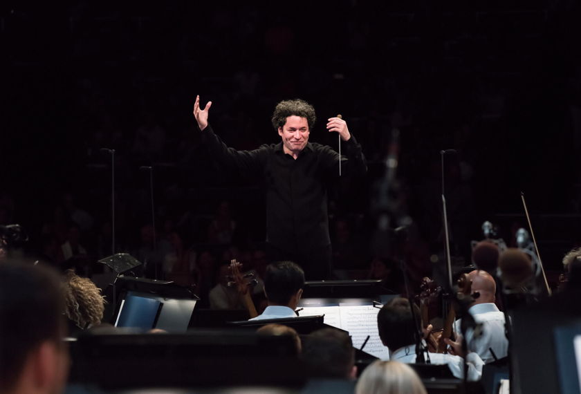 Gustavo Dudamel  dirigiendo a YOLA y la LA Phil en el Hollywood Bowl
