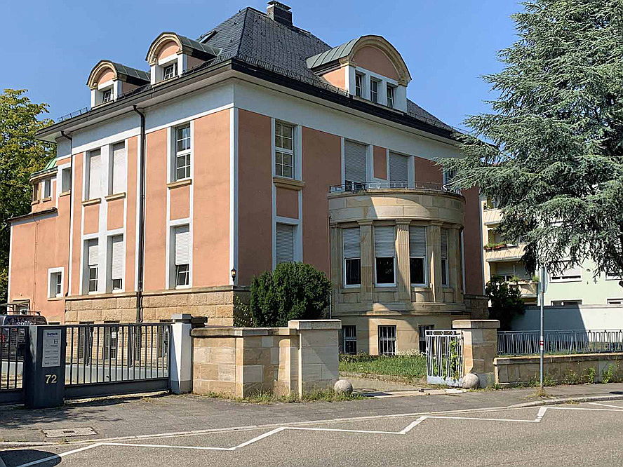  Karlsruhe
- Hier sehen Sie die Villa Geiger in Karlsruhe Beiertheim-Bulach. Erfahren Sie mehr über den Kauf oder Verkauf eines Mehrfamilienhauses in Karlsruhe.