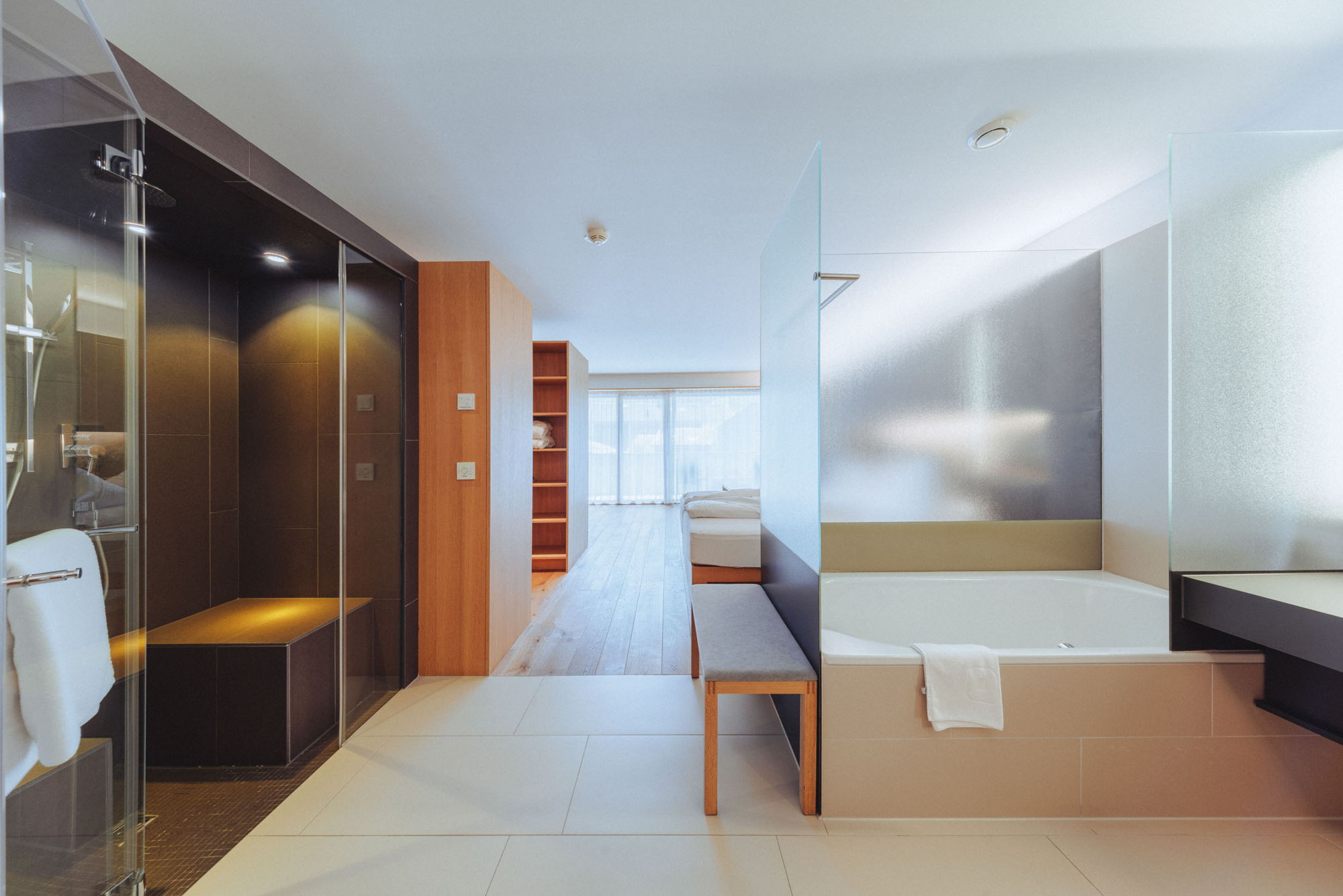 Offener Wohn- und Badbereich im Superior Doppelzimmer der Sonne Mellau