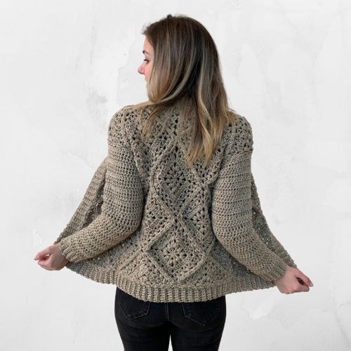Quadratische Strickjacke mit Tulpenmuster