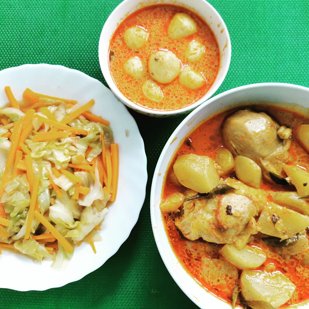 Curry chicken with curry fish ball