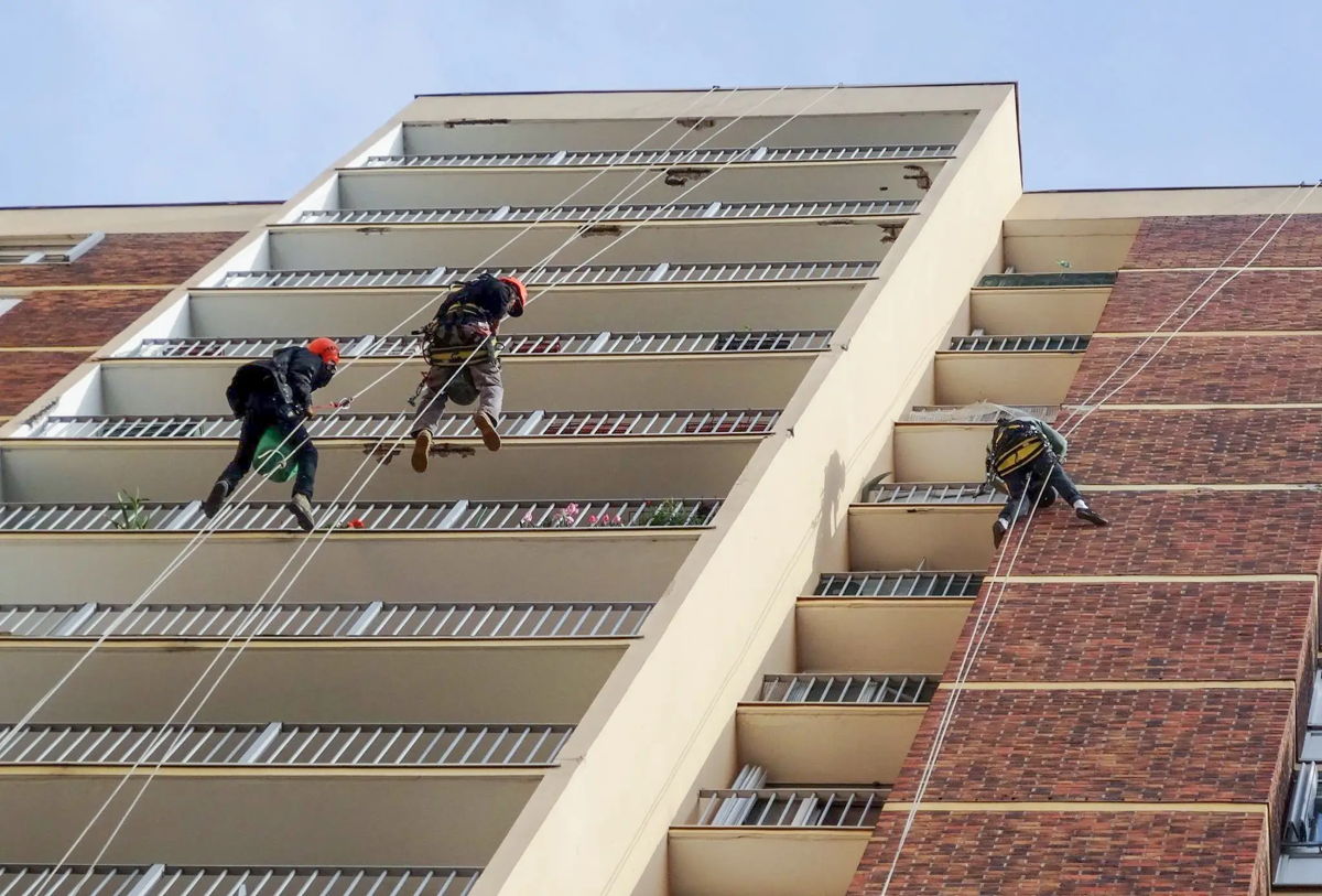 Cordistes Gratte-Ciel en ravalement de façade sur immeuble parisien