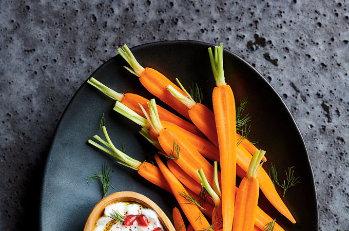 Carottes fanes en crudités et labneh