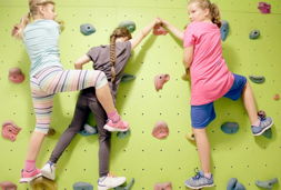 kletterhalle bergwerk kinder an kletterwand