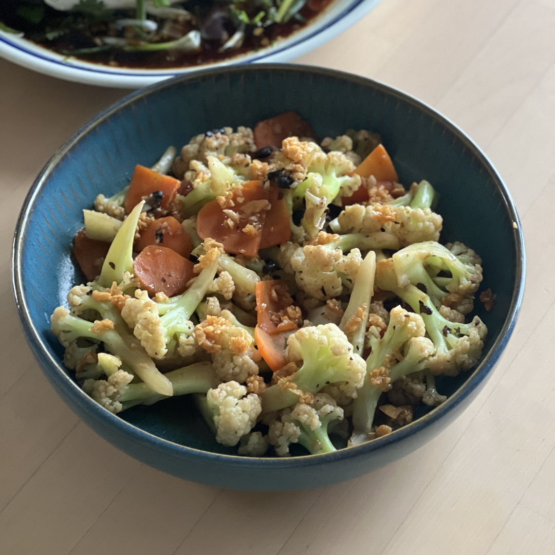 Cauli stir-fry with carrots and salted black bean, topped with some crispy fried garlic