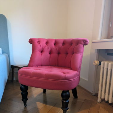 Petit fauteuil capitonné rouge
