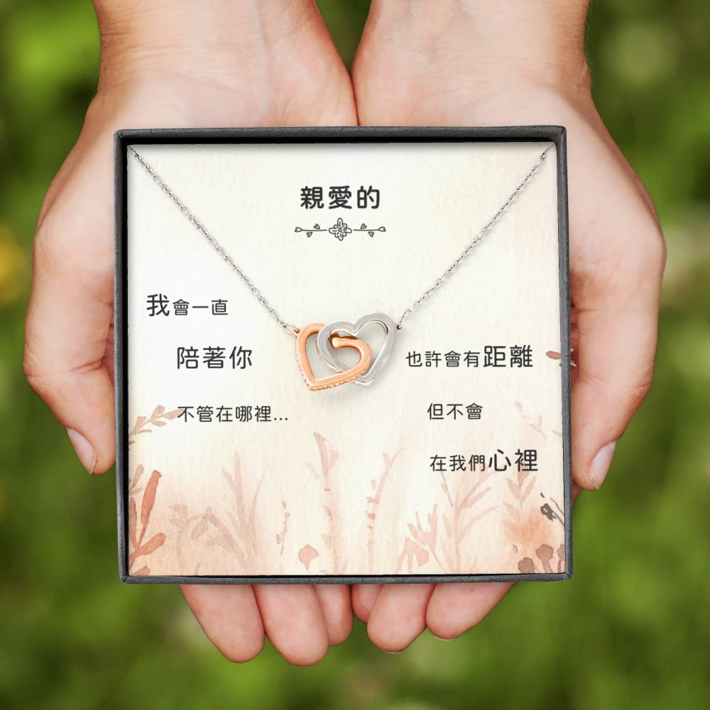 在ShineOn工作的一位母親,臉上充滿笑容。