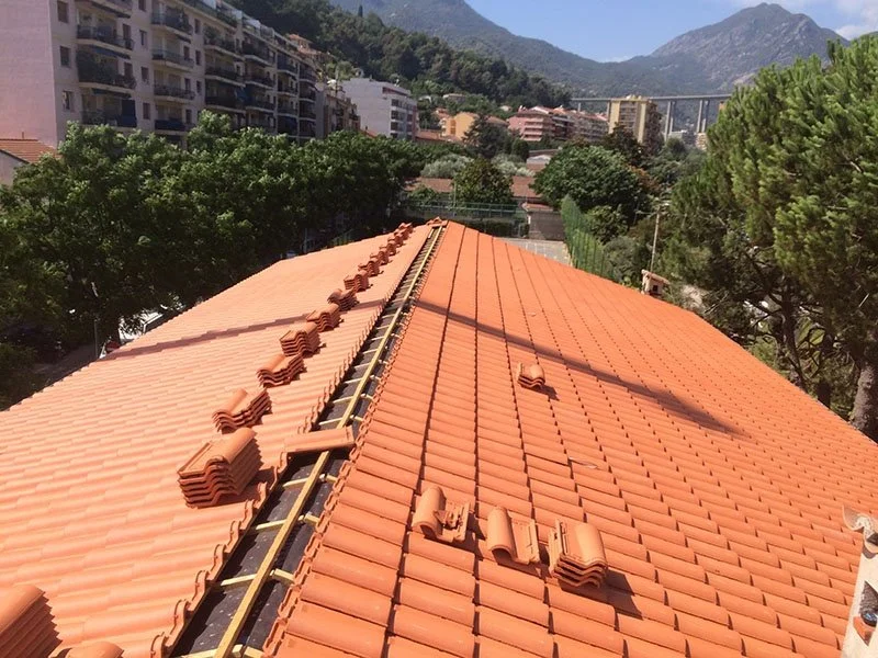 Réfection de la toiture de l’école de Menton en tuiles romanes — photo 8 sur 9 — CEG TOITURE
