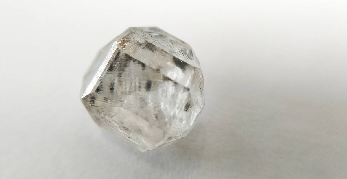 Diamant créé en laboratoire méthode HPHT non taillé