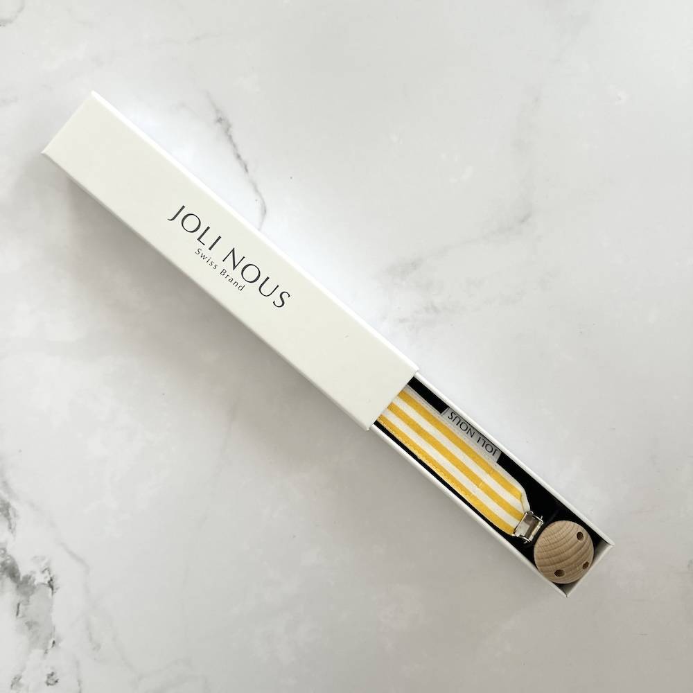 Attache-tétine fraises rouge blanc élégant de la marque suisse 'Joli Nous', un accessoire premium pour bébé, alliant design raffiné et qualité exceptionnelle