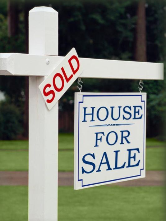 featured image for story, Mortgage refinance applications spike 79% as homeowners rush to take advantage
of lower rates