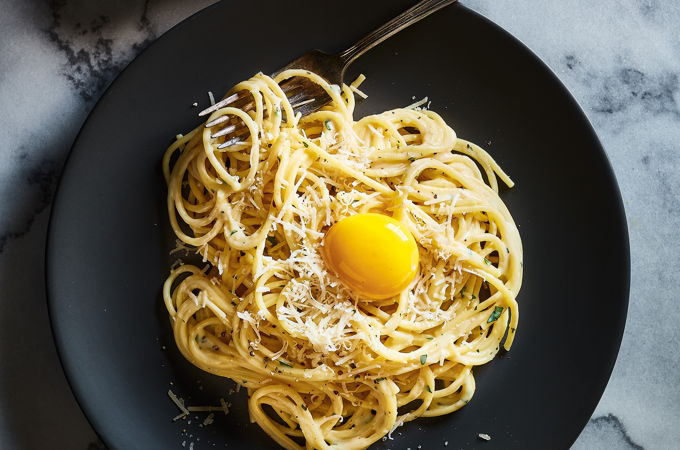 Spaghettonis <i>cacio e pepe</i> aux oeufs