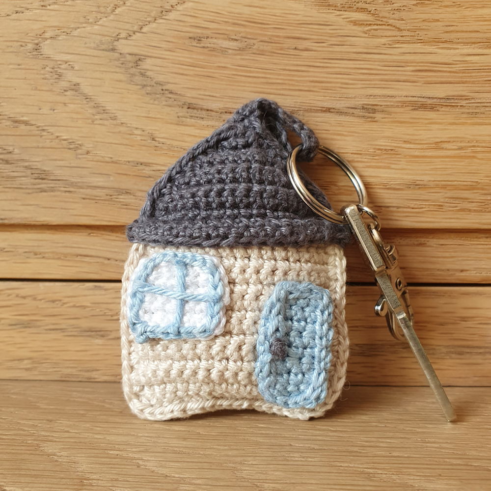 Huisje sleutelhanger - amigurumi accessoire