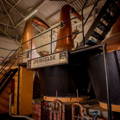 Salle de distillation avec les alambics Pot Stills de la distillerie Glengyle sur la péninsule de Kintyre dans la région de Campbeltown en Ecosse