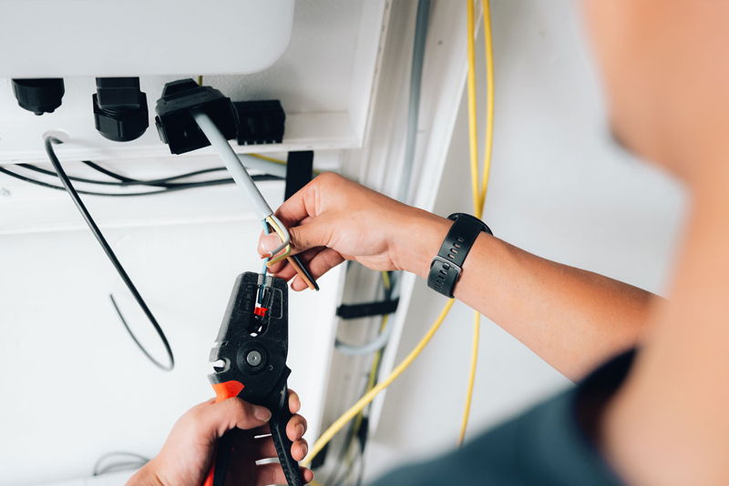 Mitarbeiter bei der Verkabelung einer Schaltanlage