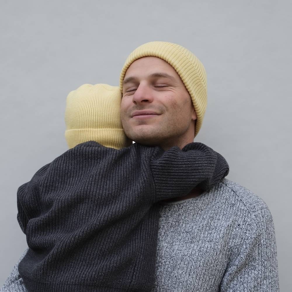 foulard pois bleu blanc élégant de la marque suisse Joli Nous, un accessoire premium pour bébé, alliant design raffiné et qualité exceptionnelle OEKO-TEX GOTS