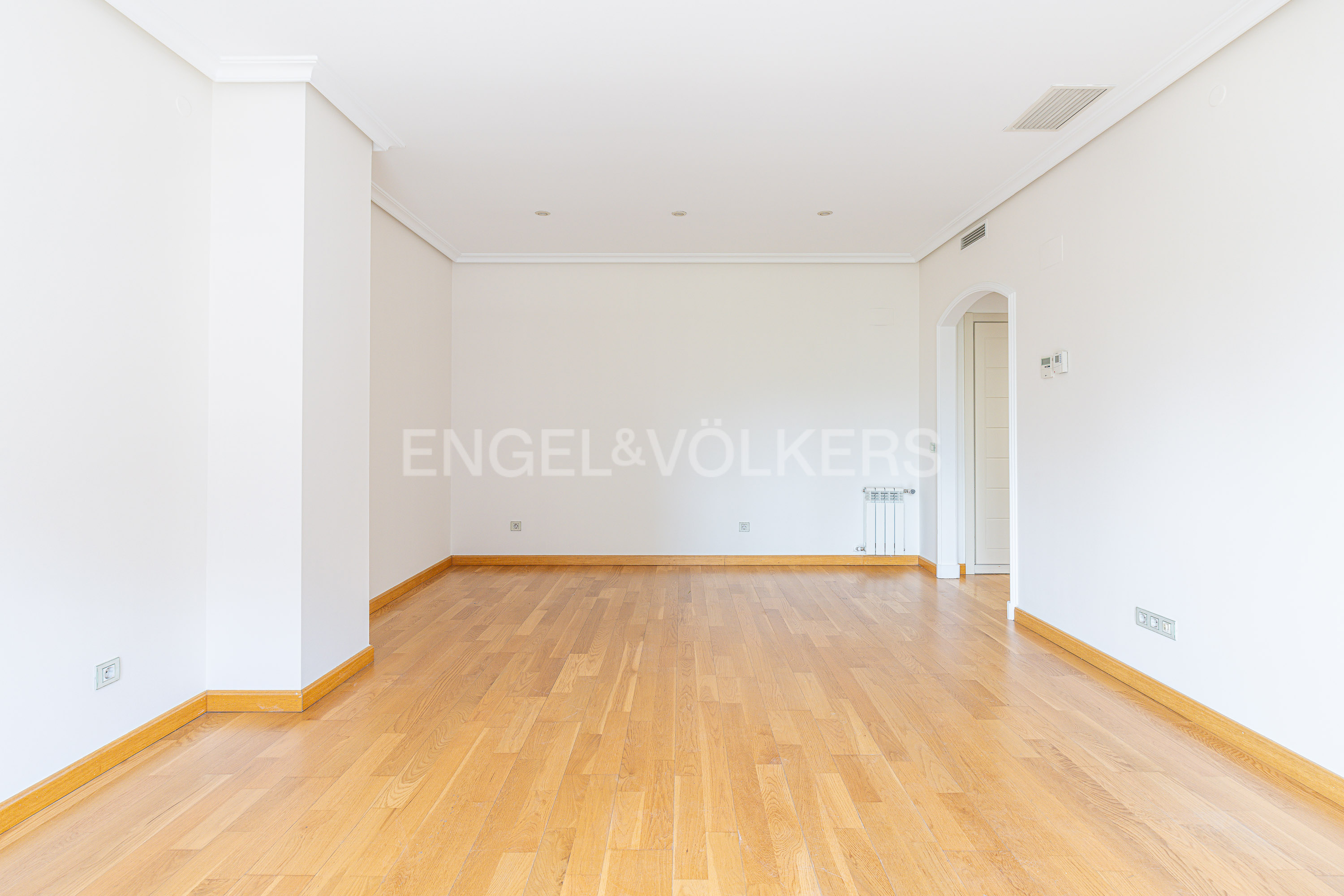 Bright apartment with garage in a family-friendly complex with a pool - Image 3