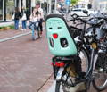 Vélo avec siège bébé garé en ville