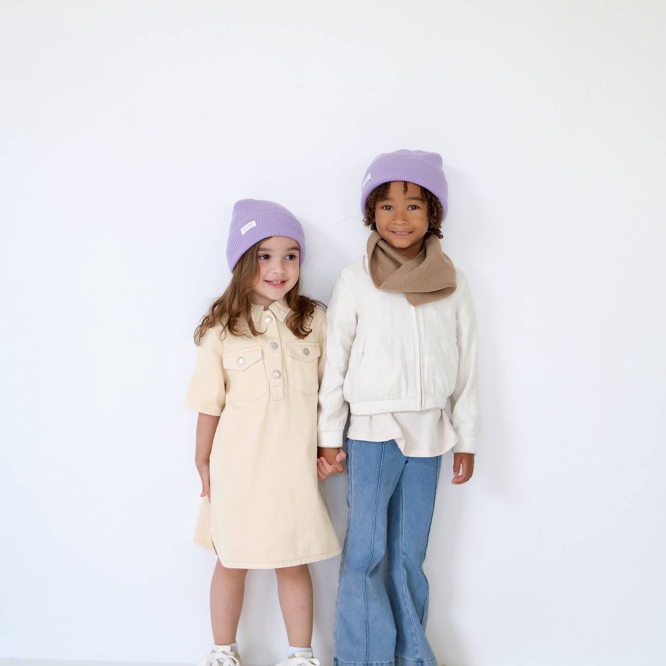 foulard pois bleu blanc élégant de la marque suisse Joli Nous, un accessoire premium pour bébé, alliant design raffiné et qualité exceptionnelle OEKO-TEX GOTS
