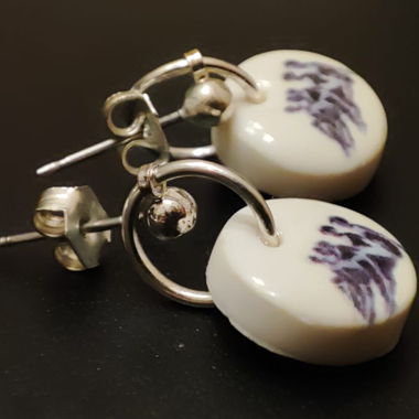 Earrings with a retro print of women