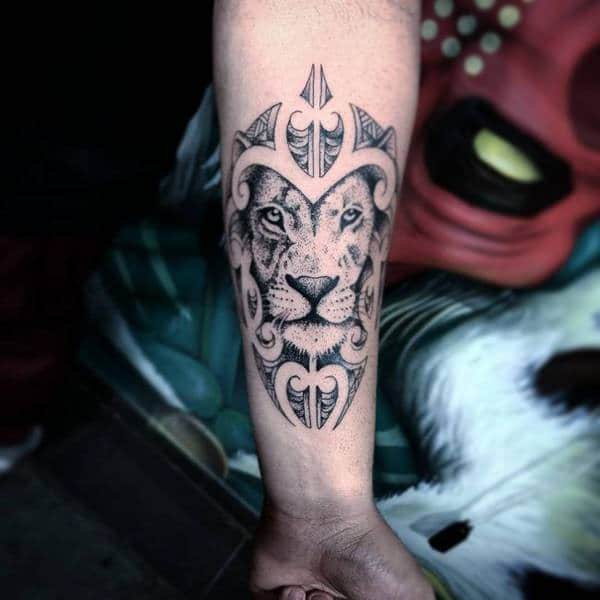 Tatouage Lion Avant Bras Noir et Blanc