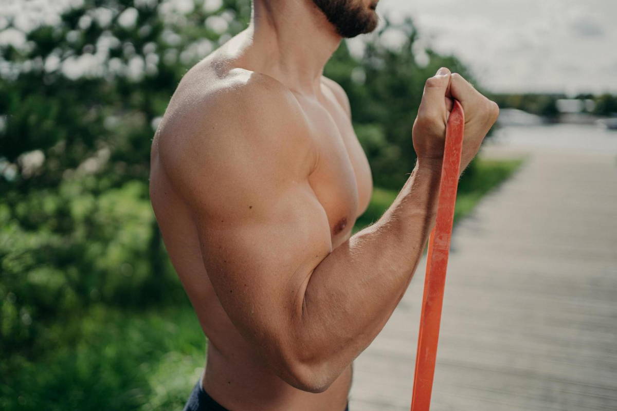 flat-powerlifting-shoes athlete training with resistance band