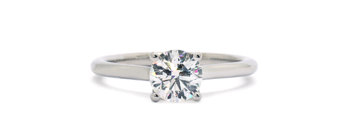 Classic solitaire with a moissanite of 6.5 mm. Its particularity? A small heart appears on 2 sides of the head of the ring.