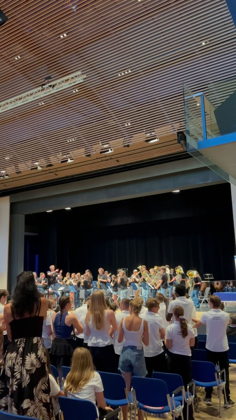 🎷 Internationales Jugendblasorchester-Treffen - Tag 1🎷

Heute vor einer Woche wurde es international in Fürstenfeldbruck! 🌍🎶

Drei Bläserklassen und drei Jugendblasorchester – darunter zwei Schulorchester aus China – präsentierten sich bei den Wertun