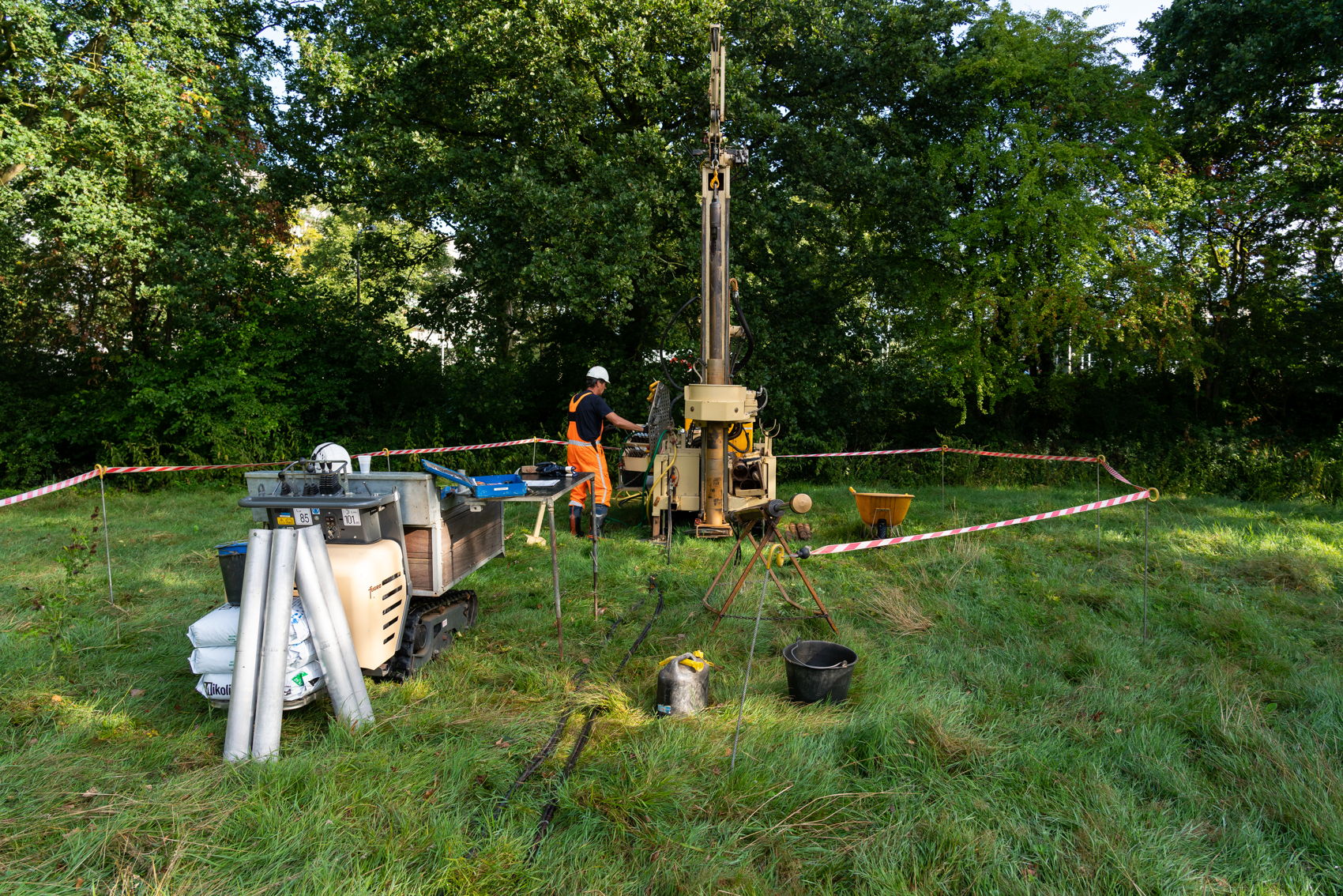 De installatie waarmee Earth in 2018 de boringen heeft uitgevoerd. Op de foto bovenaan dit artikel is een grondmonster te zien. De installatie waarmee Earth in 2018 de boringen heeft uitgevoerd. Op de foto bovenaan dit artikel is een grondmonster te zien.