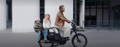 Gazelle Paris C7 elektrische stadsfiets met lage instap, afgebeeld in zijaanzicht op neutrale achtergrond, met Bosch middenmotor, gesloten kettingkast, verende voorvork en zadelpen, MIK-bagagedrager en spatborden – gericht op comfortabel dagelijks gebruik en woon-werkverkeer.