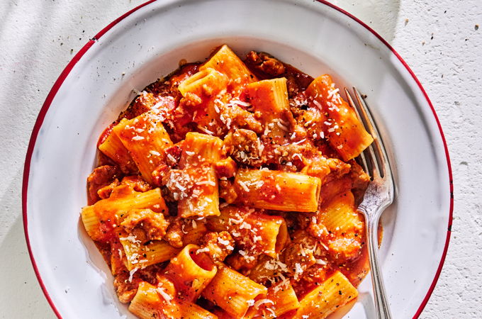 Rigatonis aux tomates, aux saucisses et au pecorino (<i>pasta alla zozzona</i>)