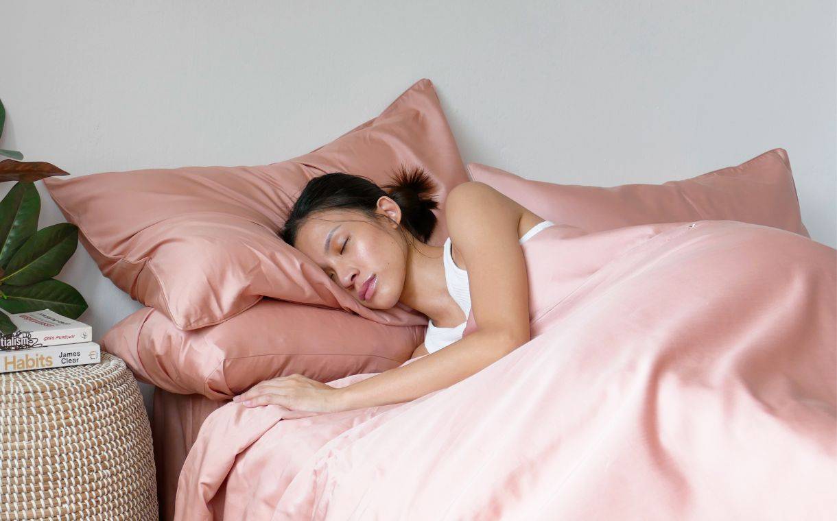 Girl sleeping on Weavve's Classic Cotton Set in Tea Rose
