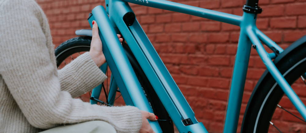 Removing battery of Tenways electric city bike