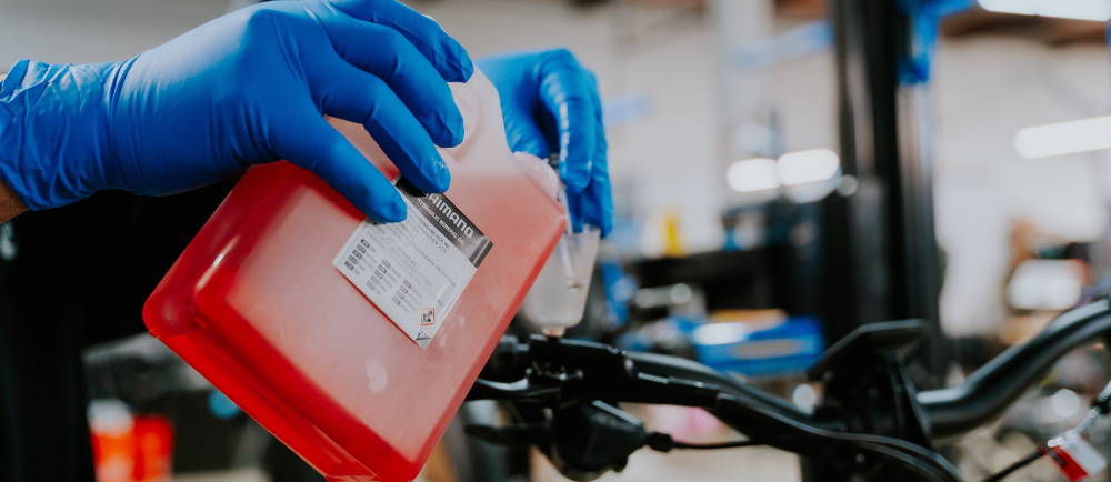 Mechanic pouring container of Shimano brake fluid
