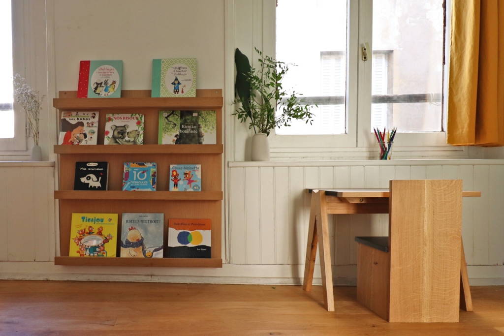 Coin lecture enfant avec étagère de livres colorés illustrant l'environnement propice à l'apprentissage du langage chez le bébé