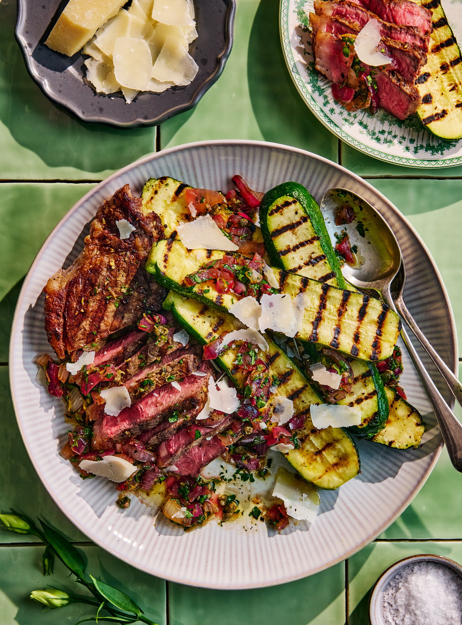 Contre-filet grillé, condiment à l’oignon | RICARDO