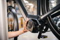 Main sur un moteur central Bosch de vélo électrique.