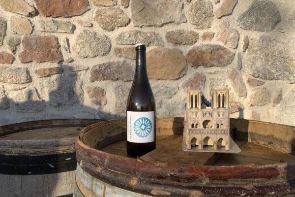 Une illustration parfaite de notre approche : le vin de messe a été choisie pour s'accorder à trois dimensions à ce moment historique Une illustration parfaite de notre approche : le vin de messe a été choisie pour s'accorder à trois dimensions à ce moment historique