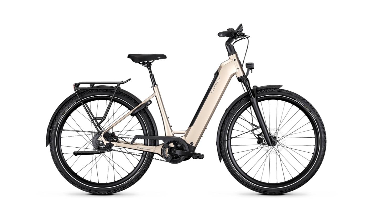 Gazelle Paris C7 elektrische stadsfiets met lage instap, afgebeeld in zijaanzicht op neutrale achtergrond, met Bosch middenmotor, gesloten kettingkast, verende voorvork en zadelpen, MIK-bagagedrager en spatborden – gericht op comfortabel dagelijks gebruik en woon-werkverkeer.